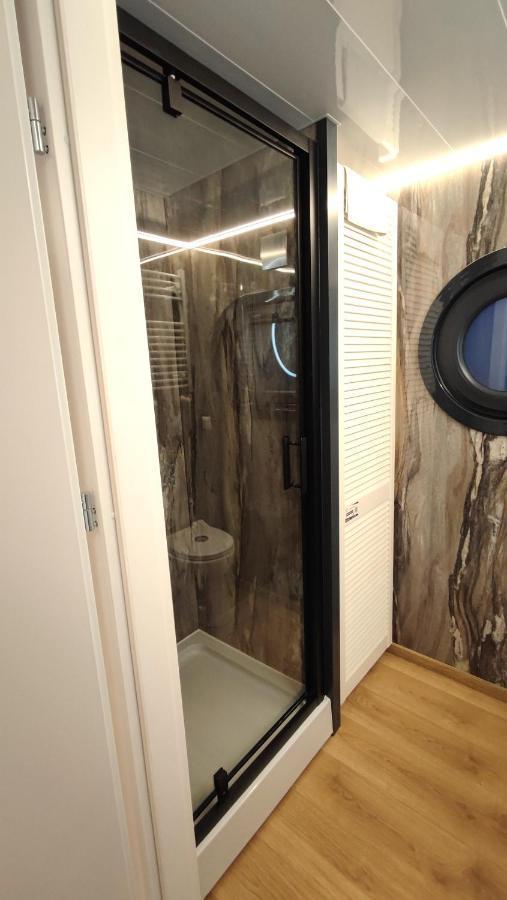 Houseboat Water King Apartament Plywajacy Dom Na Wodzie, 7 Os 브로츠와프 외부 사진